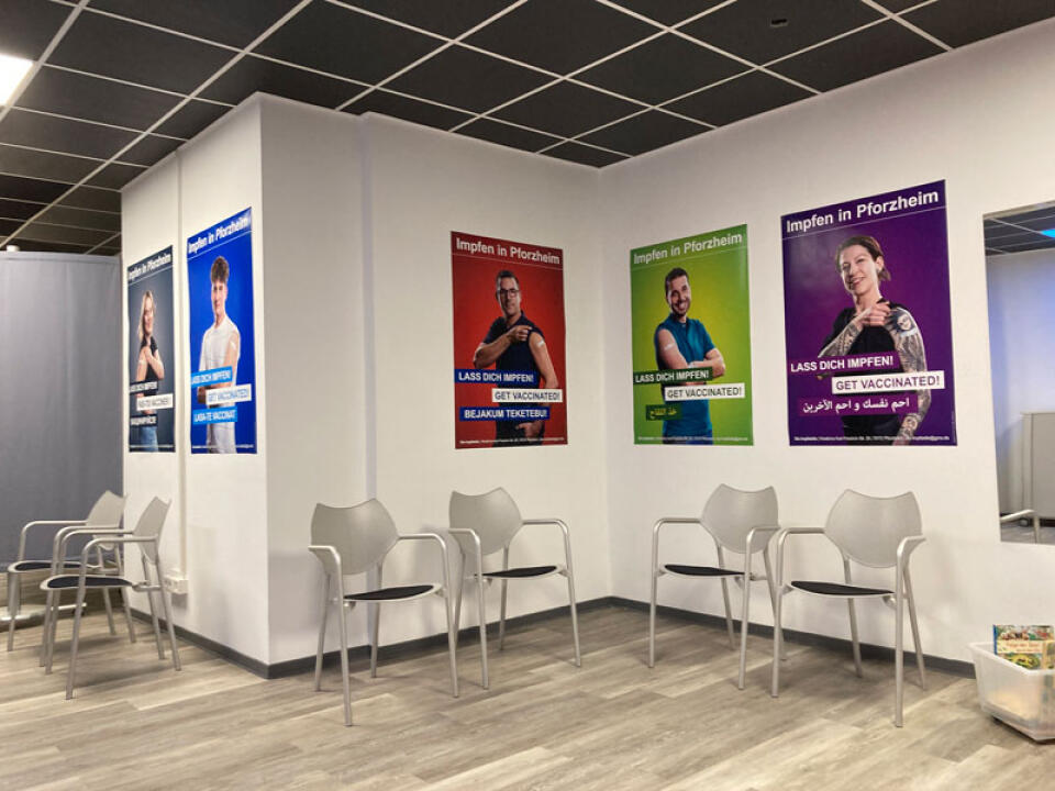Wartebereich der Impfstelle mit Plakaten „Impfen in Pforzheim“